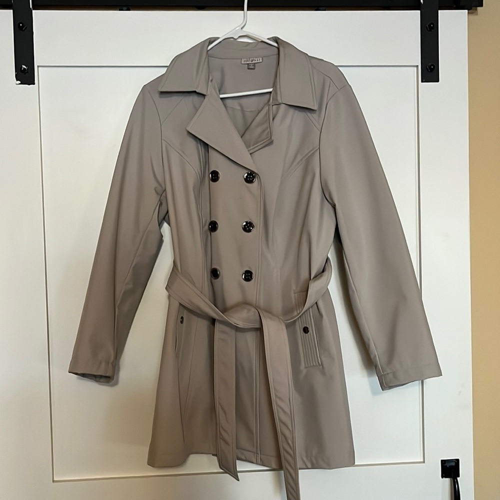 Beige Roz & Ali raincoat with belt 1x